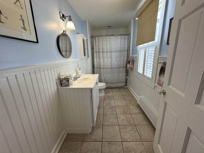 Bathroom 4, Large & Unique Two Bedroom Apartment Downtown #17 2 Apts, Newport