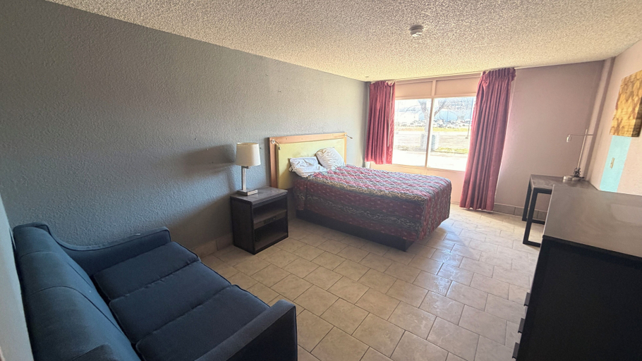 Room 5, Wichita's Sunrise inn & Suites, Sedgwick