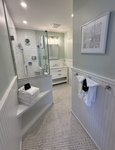Bathroom 2, Bright & Sunny 1 Bed/ 1 Bath Downtown Newport - Unit 1 1 Bedroom Home, Newport