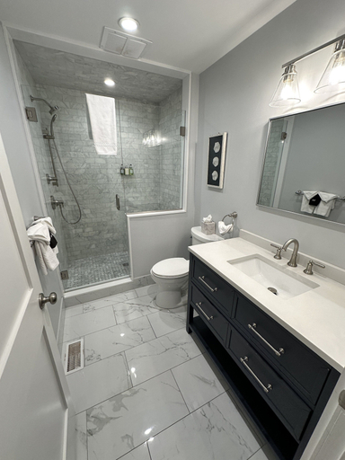 Bathroom, Recently Renovated 2 Bed 1 Bath Apartment 2 Bedroom Apts, Newport