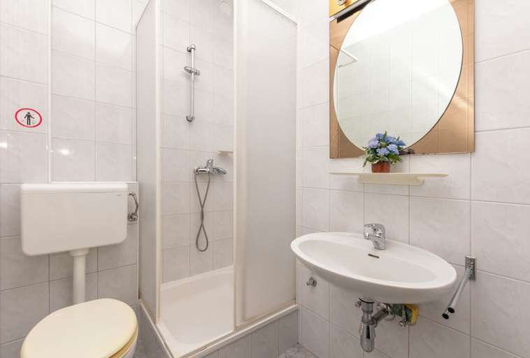 Bathroom 3, Apartments Urlicic, Omiš