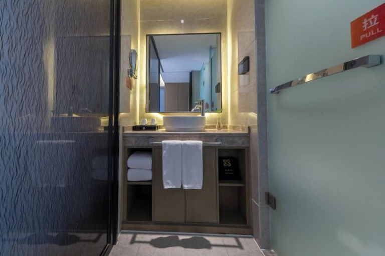 Bathroom 4, YinShu Hotel(Chengdu Panda BaseStore), Chengdu