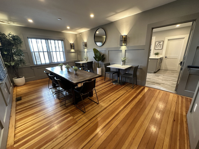 Dining 4, Spacious 1 Bed/1 Bath In Downtown Newport - Unit 5 1 Bedroom Home, Newport