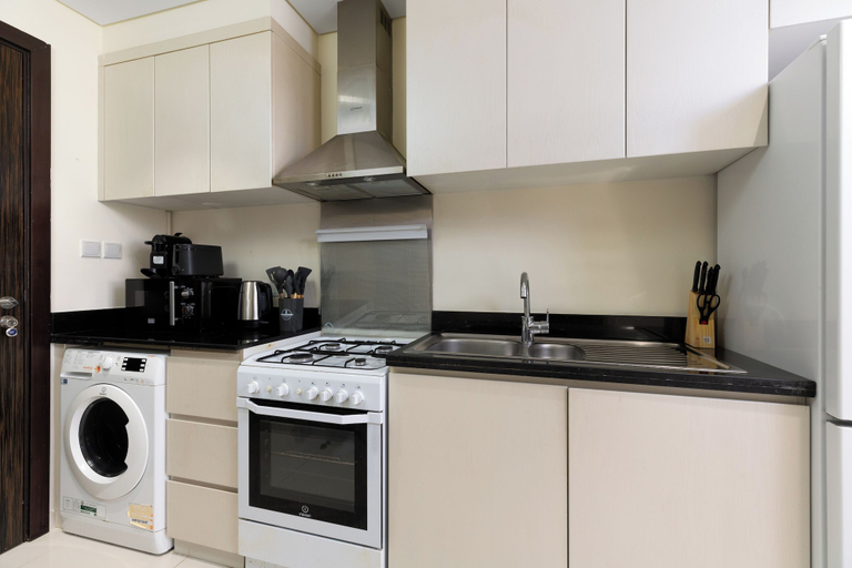 Private kitchen, Maison Privee - Refined Studio w/ Top Facilities in Damac Hills, Dubai