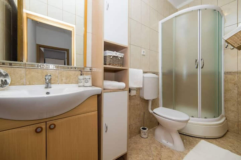 Bathroom 2, Apartments Luxury Apartments, Ploče