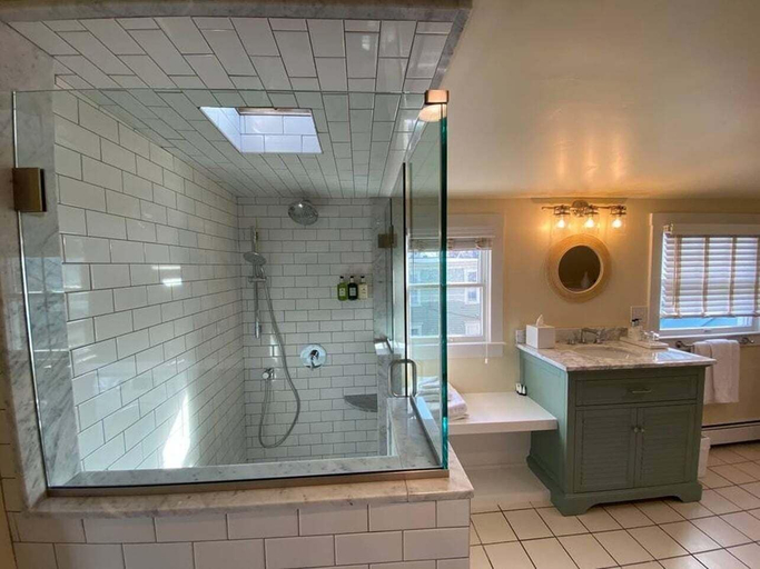 Bathroom 4, Unique Loft With Rooftop Deck In Downtown Newport - Unit 3 Home, Newport