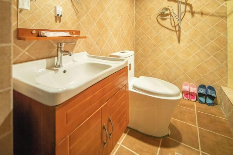 Bathroom 4, Garze Tagong Grassland Hotel, Garzê Tibetan