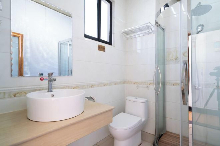 Bathroom 4, Jizushan Funinglou Boutique Inn, Dali Bai