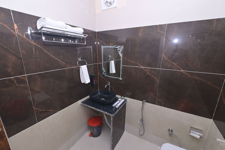 Bathroom 5, The White Rain Hotel, Garhwal
