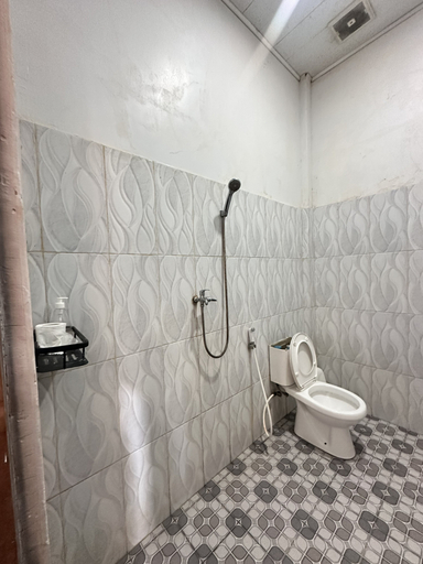 Bathroom 5, Charlitoz Homestay, West Manggarai