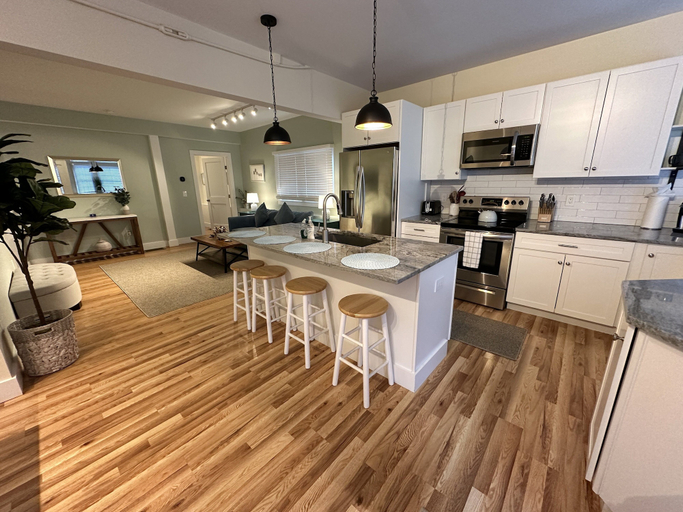 Private kitchen, Recently Renovated 2 Bed 1 Bath Apartment 2 Bedroom Apts, Newport