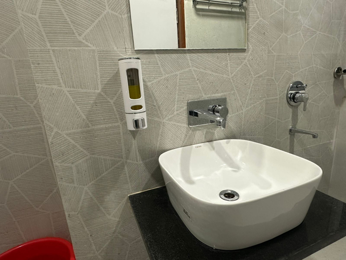 Bathroom 5, la opera, Gwalior