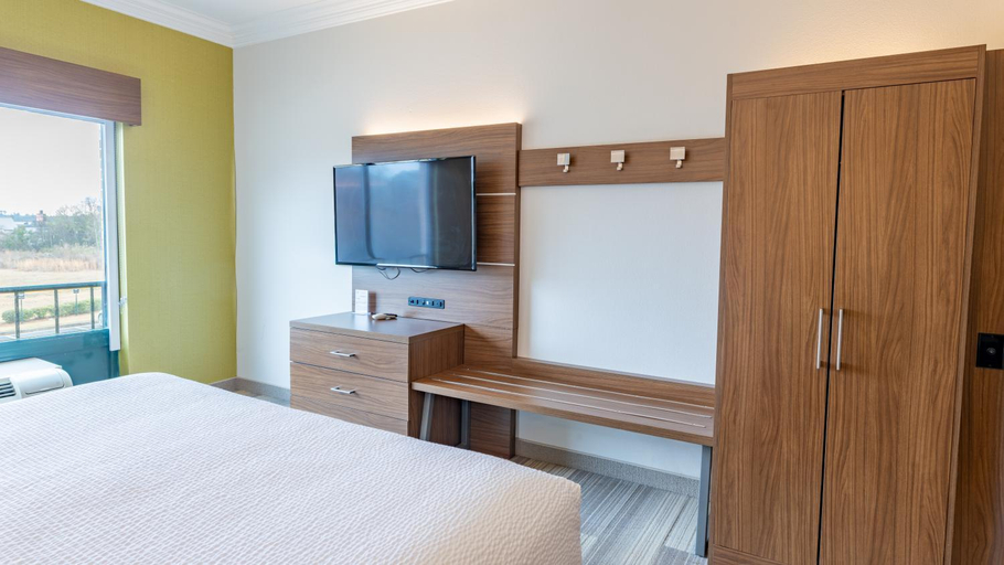 Bedroom 2, Holiday Inn Express & Suites Macon - I-475 by IHG, Bibb
