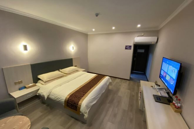 Bedroom, Jiangyan Minghu Hotel, Shigatse