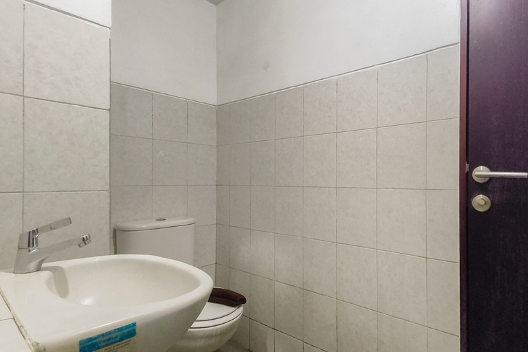 Bathroom 4, Tranquil Studio for 2 Pax at Suncity Residence By Travelio, Sidoarjo