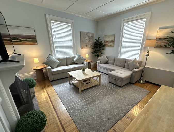 Living area 5, Spacious Suite 1 Bed/ 1 Bath/ Pullouts Sofas - Unit 5 1 Bedroom Apts, Newport