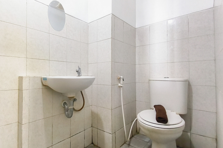 Bathroom 3, Tranquil Studio for 2 Pax at Suncity Residence By Travelio, Sidoarjo