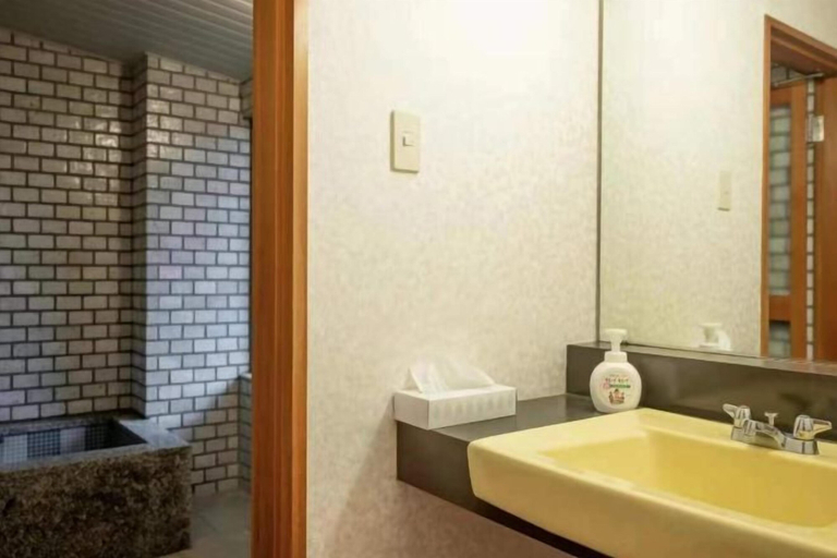 Bathroom 4, Izu One Club, Itō