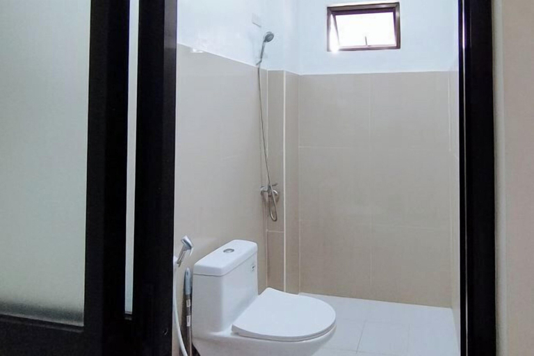 Bathroom 5, RedDoorz @ Elton Guesthouse, Numancia