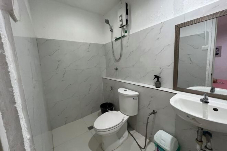 Bathroom 5, West Coast Beach House, Moalboal