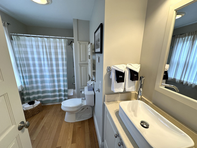 Bathroom, Bright And Open 2 Bed 1 Bath Apt. Off Broadway #2 2 Bedroom Apts, Newport