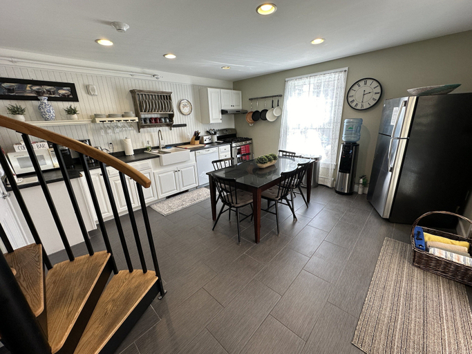 Private kitchen 4, Entire Historic 5 Bed 5 Bath Inn Sleeps 17, Newport