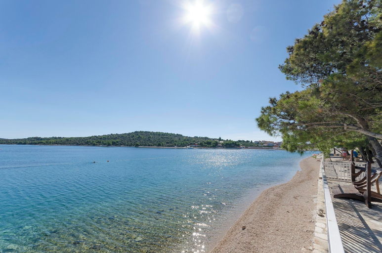 Beach 4, Apartments Kety, Tisno