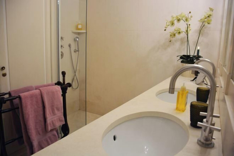Bathroom 5, Elegant 3 Bedroom Apt Near Eiffel Tower - Alma, Paris