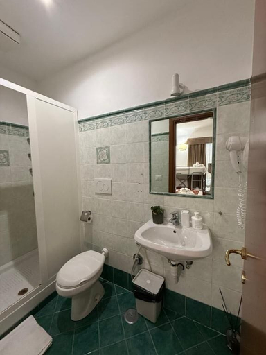 Bathroom 4, Grand Gaeta, Rome