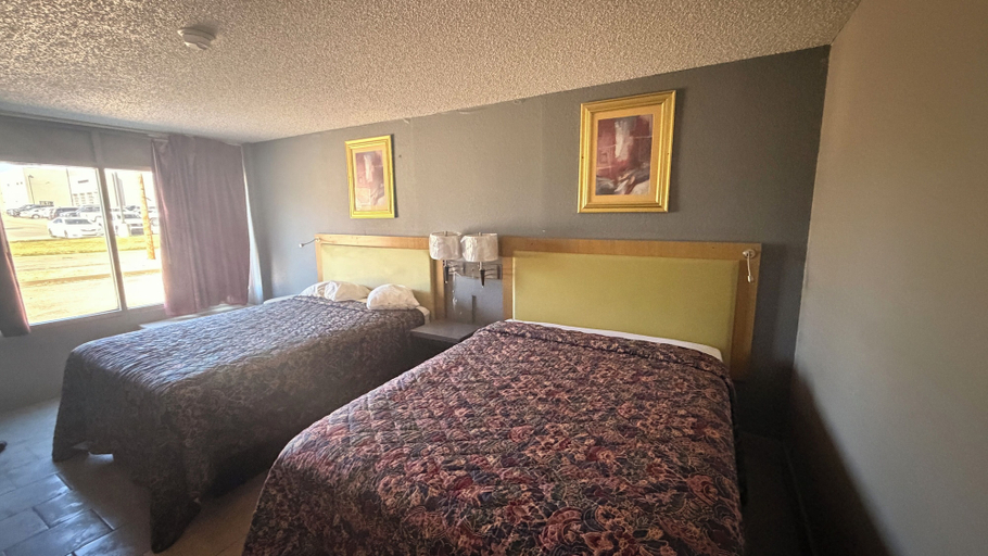 Room 3, Wichita's Sunrise inn & Suites, Sedgwick