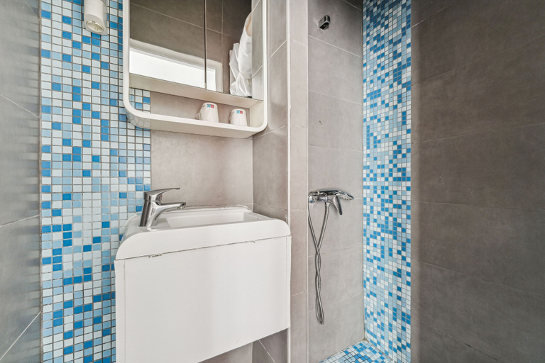 Bathroom 5, Hôtel Tolbiac, Paris