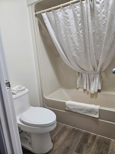 Bathroom 3, Howard Johnson by Wyndham Hinton, Division No. 14
