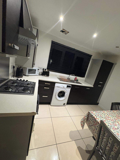 Private kitchen, Elegant 2-bed Home - Prime City Centre Location, Leicester