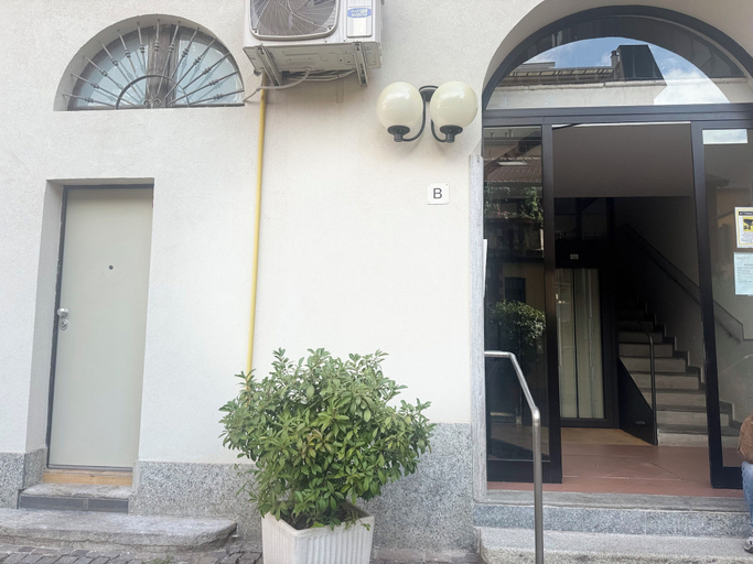 Exterior detail, ACasaDiImma Vicino Metro Wi-Fi Luminoso, Milano