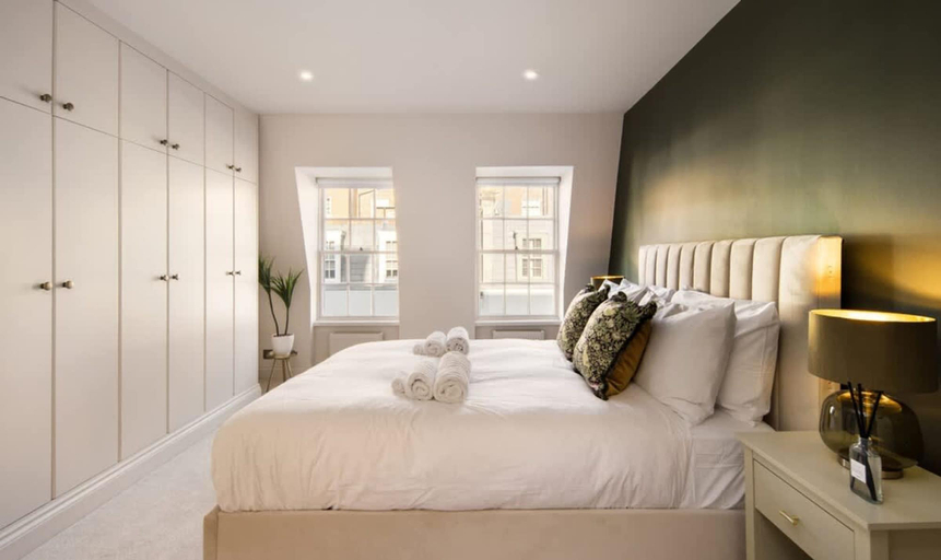 Room 2, 10 Mins Walk to Harrods Belgravia Mews House, London