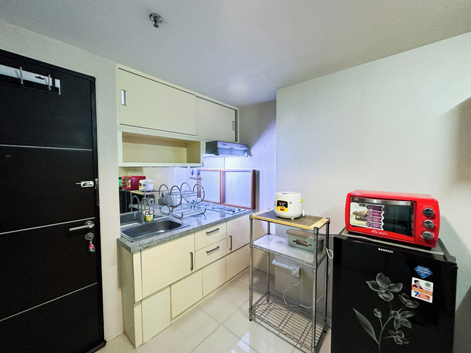 Private kitchen 3, Modern Studio Near Petra Christian University At The Square Surabaya Apartment, Surabaya