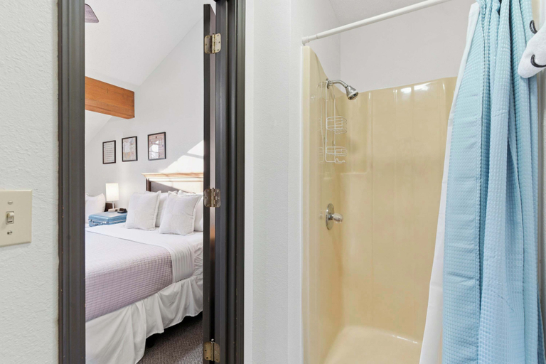 Bathroom 4, The Travelers Nest For 8, Taney