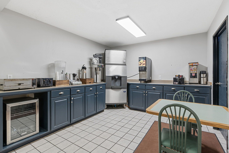 Private kitchen, Willow Inn Suites Moorhead Fargo, Clay