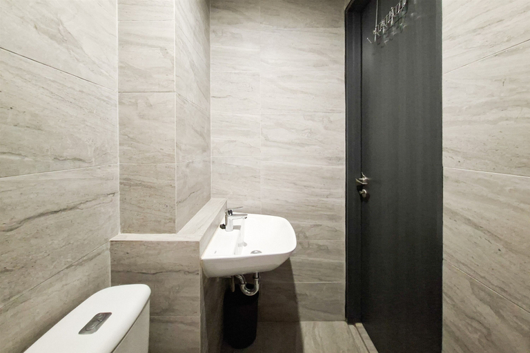 Bathroom 3, Homelike And Relaxing Studio Apartment Collins Boulevard, Tangerang