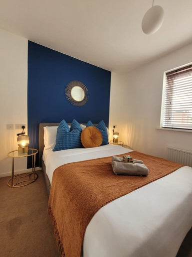 Room 2, Elegant 2-bed Home - Prime City Centre Location, Leicester