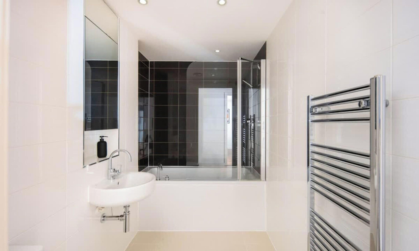 Room 2, 5 Mins Walk to Moorgate Tranquil City Retreat, London