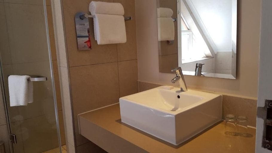 Bathroom 5, Pine Lake Resort, Ehlanzeni