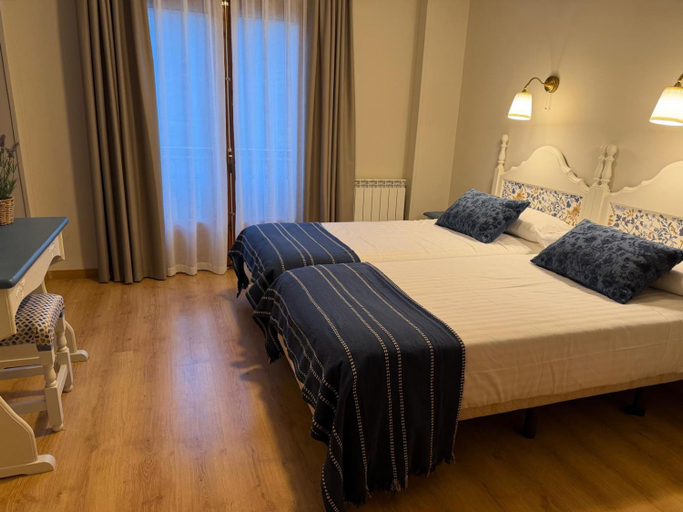 Bedroom 3, Edelweiss Hotel, Huesca