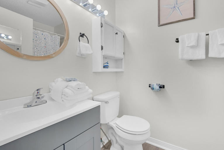 Bathroom 4, Labahia 224, Escambia