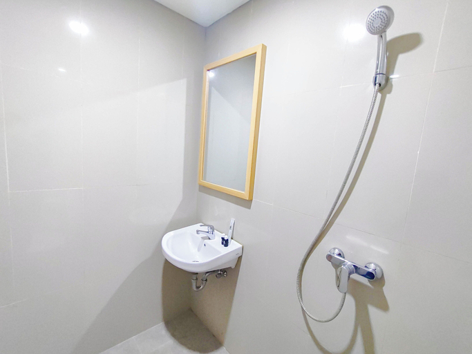 Bathroom 5, Wood Accents Studio At Grand Dharmahusada Lagoon Apartment, Surabaya