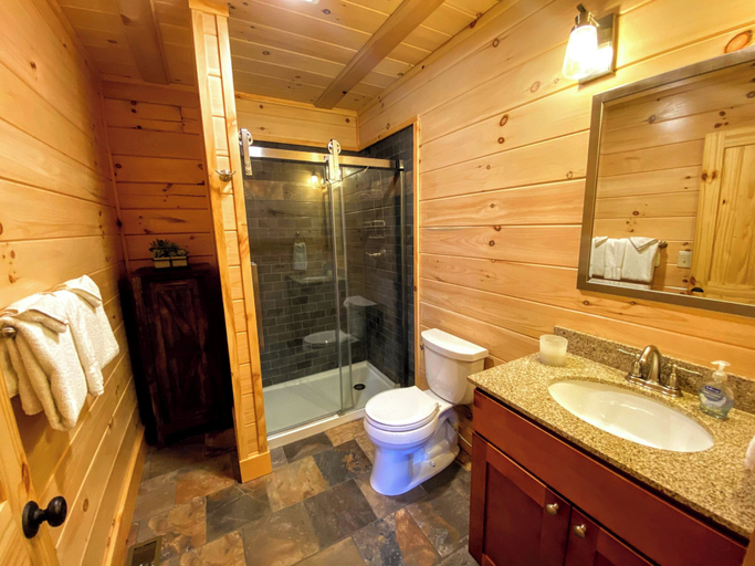Bathroom 3, 84uvr, Grafton