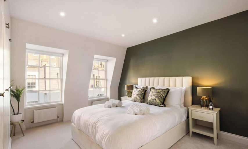 Room 3, 10 Mins Walk to Harrods Belgravia Mews House, London