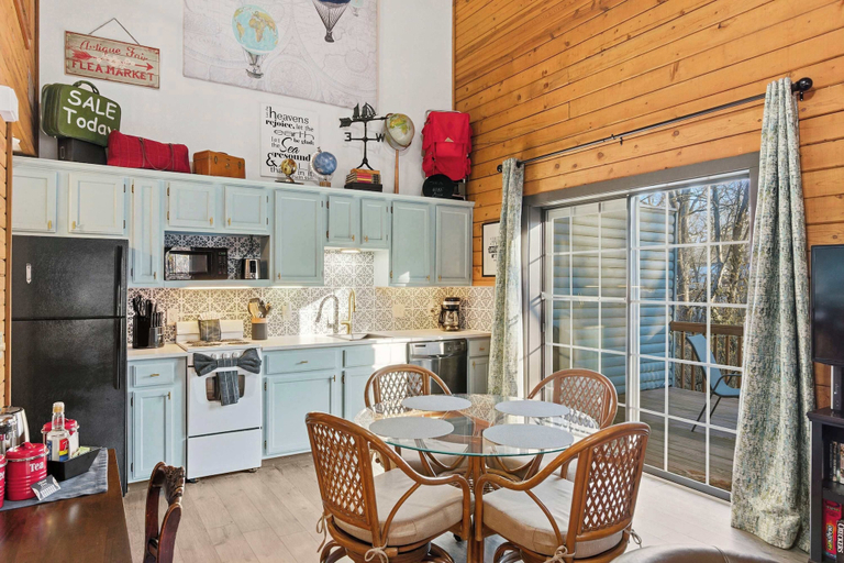 Living area 3, The Travelers Nest For 8, Taney