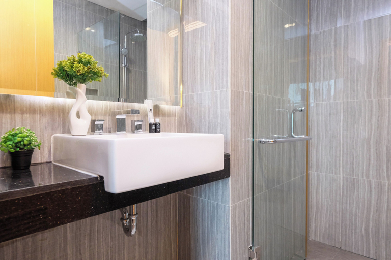 Bathroom 3, Chic And Homey 2Br At Capitol Suites Apartment, Jakarta Pusat