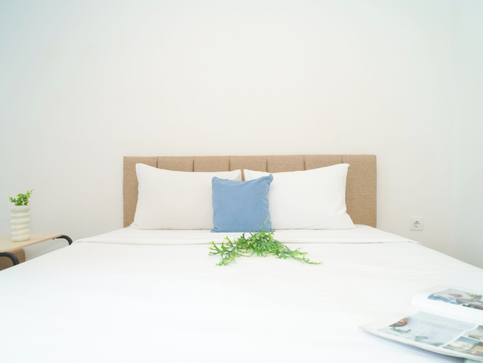 Room 5, Comfy White Studio At Ciputra World 2 Apartment, South Jakarta